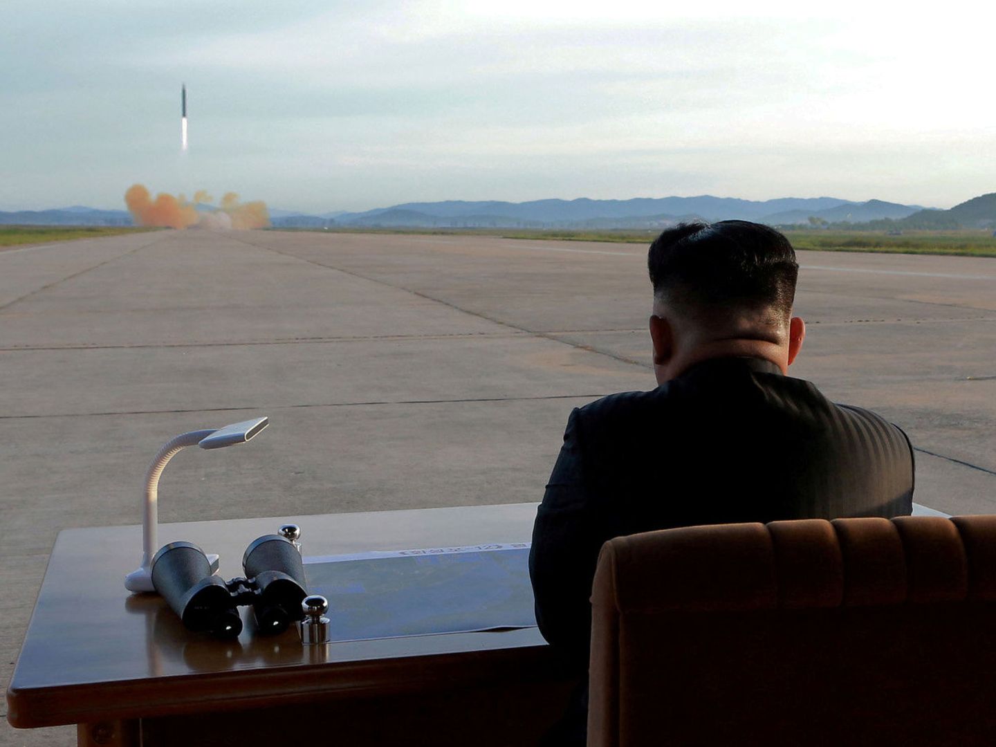 Kim Jong-un observa el lanzamiento de un misil Hwasong-12, en septiembre de 2017. (Reuters)
