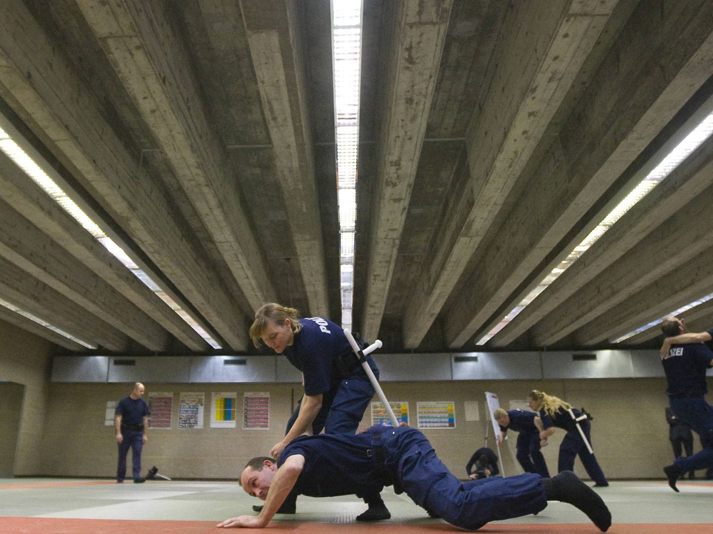 Estudiantes suizos de FP de seguridad practican defensa personal. (Reuters)