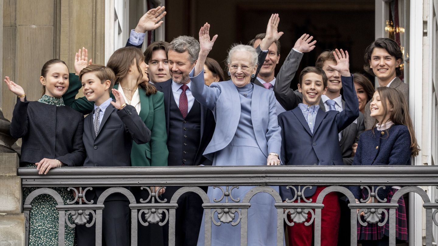 La reina Margarita, celebrando su 83º cumpleaños con toda su familia. (EFE/Mads Claus Rasmussen)