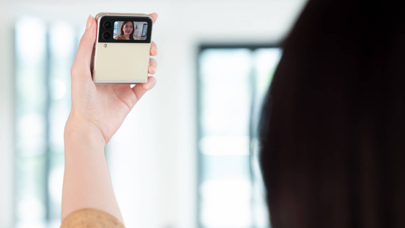 Al ser plegable el Samsung Galaxy Flip3 permite hacerse 'selfies' a la más alta resolución empleando la pantalla exterior como marco para las fotos. (Cortesía)