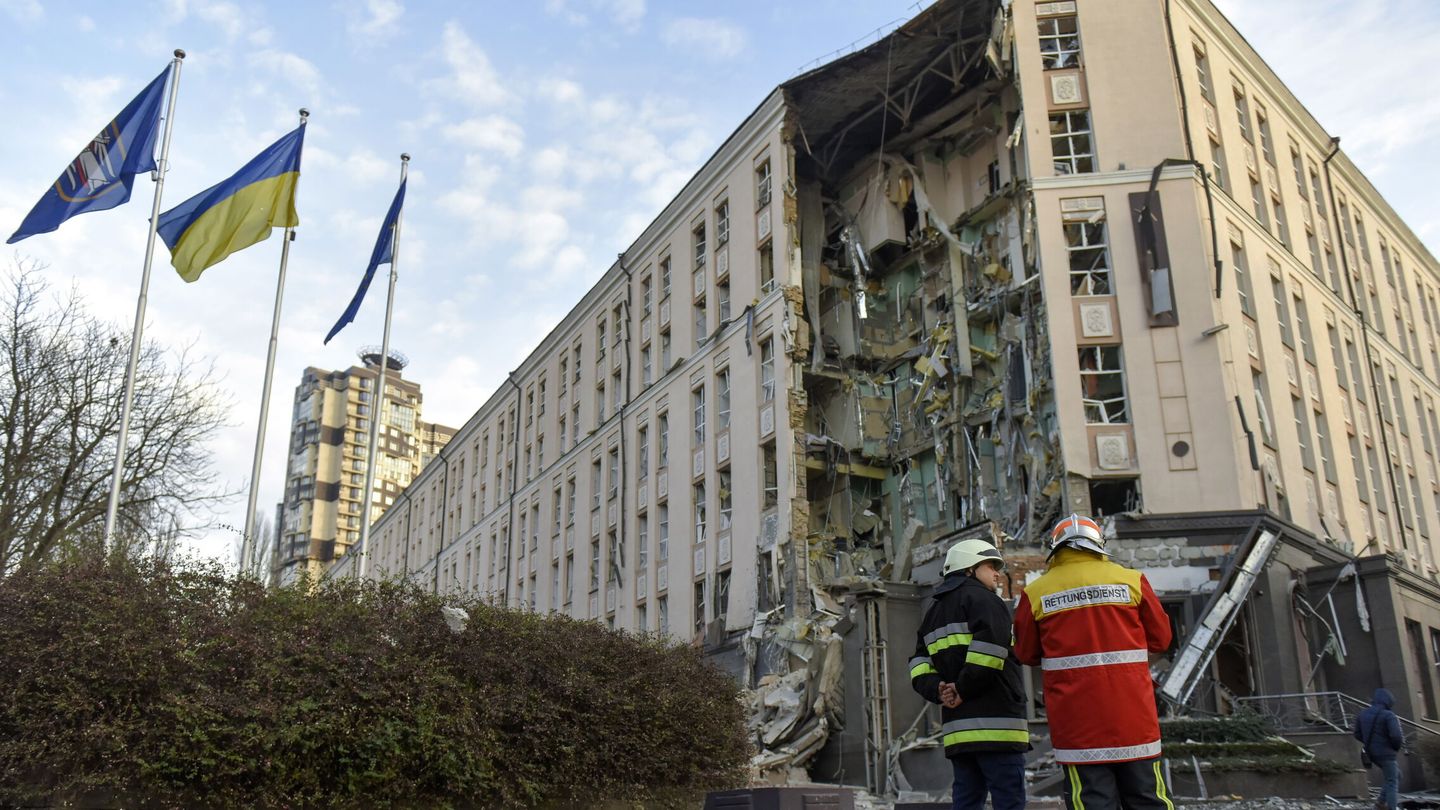 Un edificio en Kiev tras el ataque del 31 de diciembre. (Reuters)