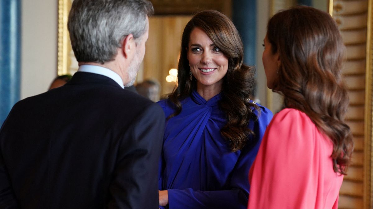 Kate Middleton, estilo Hollywood con un vestido azul Klein y ondas en el pelo