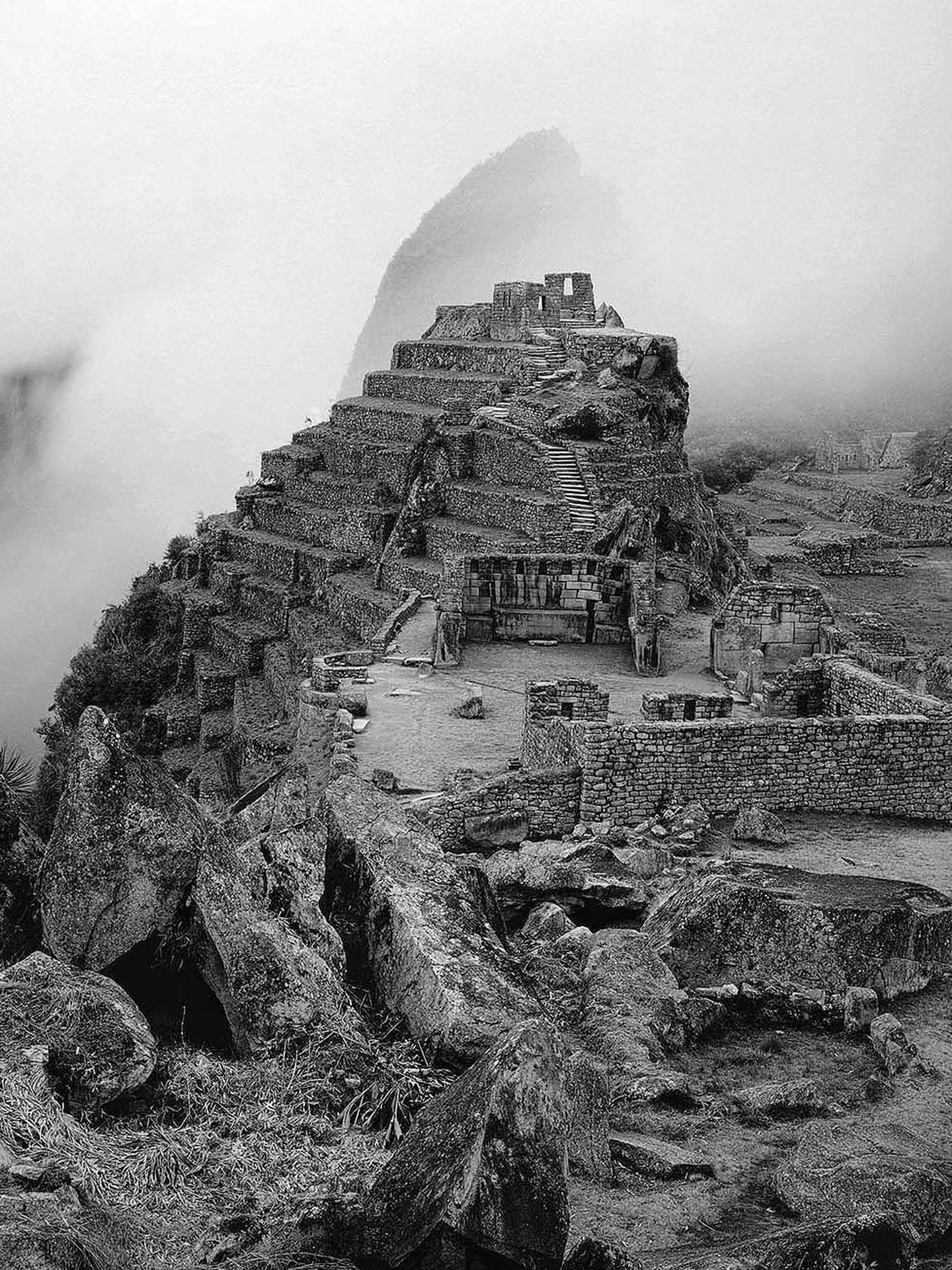 (((ACOMPAÑA CRÓNICA PERÚ-MACHU PICCHU ))) LIM04. LIMA (PERÚ), 26/06/2011.- Fotografía de Linda Connor (New York, 1944), Machu Picchu Perú, 1984, cedida por el Instituto Cultural Peruano Norteamericano (ICPNA), que forma parte de la exposición fotográfica 'Visiones de Machu Picchu' que se presenta en el ICPNA en Lima hasta el 14 de agosto. Aunque el norteamericano Hiram Bingham se ha llevado la gloria mundial por haber 'descubierto' la ciudadela inca de Machu Picchu, todas las evidencias históricas apuntan a que este famoso sitio arqueológico nunca estuvo perdido. EFE/Instituto Cultural Peruano Norteamericano (ICPNA)/SOLO USO EDITORIAL 