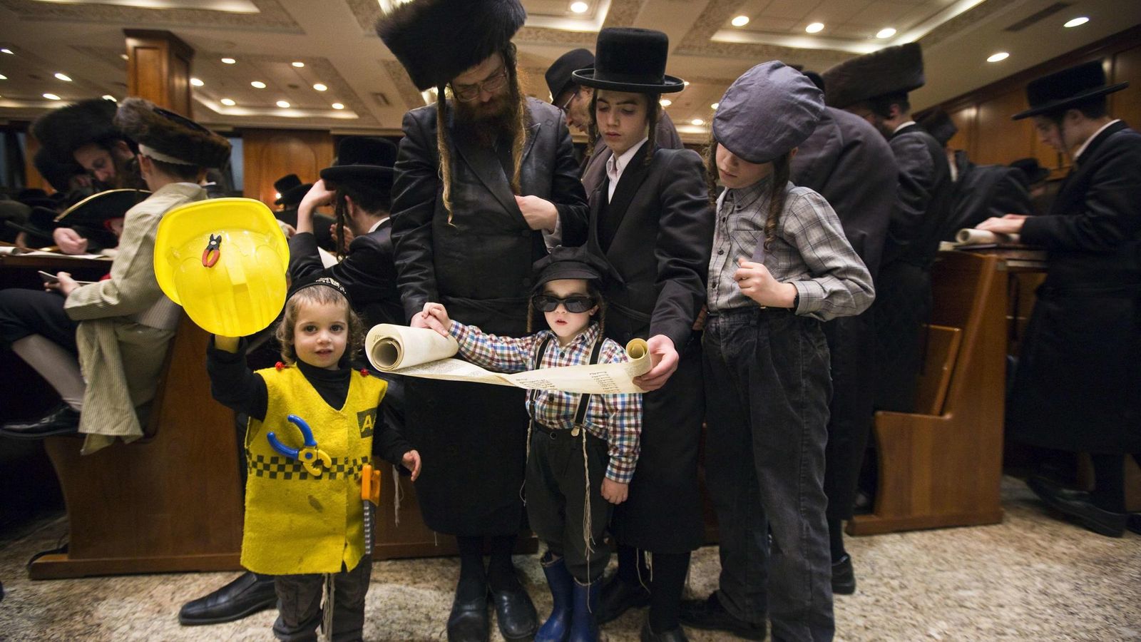 Foto: Una familia ultraortodoxa lee el Libro de Esther durante la fiesta del Purim, en una sinagoga de Jerusalén. (Reuters)