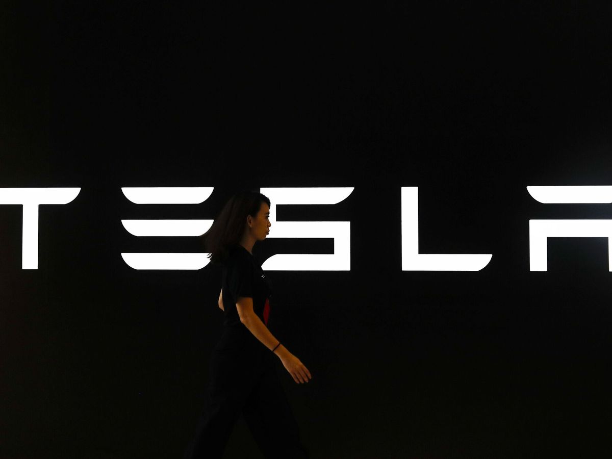 Foto: Vaya publicitaria de Tesla en un evento de la compañía. (EFE/Epa Fazry Ismail)