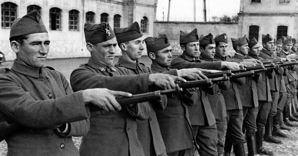 Foto: Nuevos reclutas del bando rebelde, en Salamanca, febrero de 1937. (Berliner Verlag)