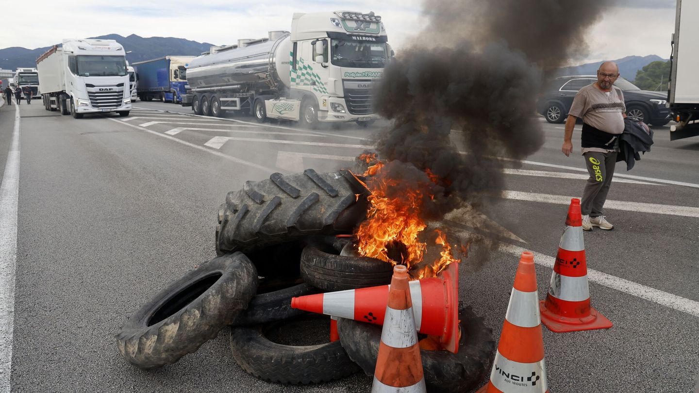 Protestas de los camioneros franceses en Le Boulou. (EFE)