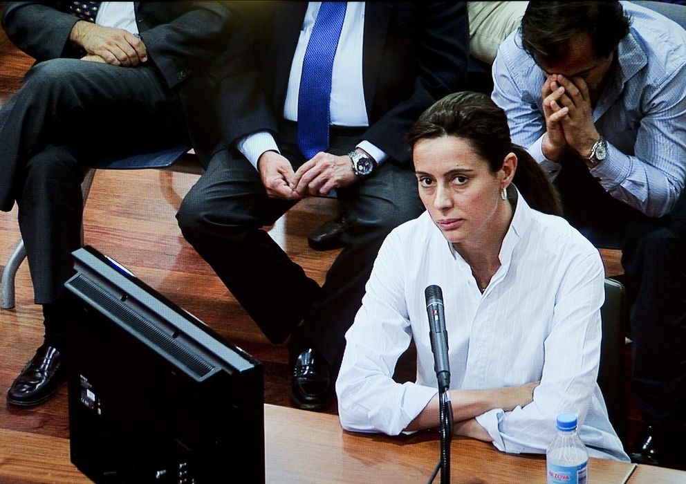 Foto: La abogada Montserrat Corulla, supuesta testaferro de Roca, durante su declaración (Efe)
