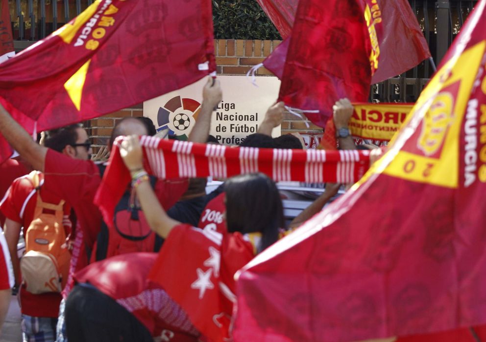 Foto: Aficionados del Real Murcia, manifestándose ante la sede de la Liga de Fútbol Profesional.