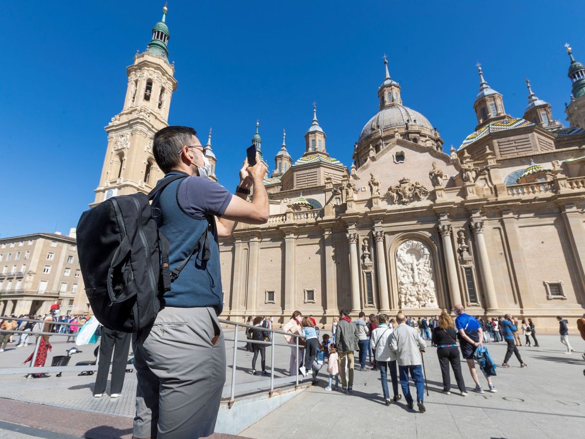 Foto: Turistas en la catedral de Nuestra Señora del Pilar, en Zaragoza. (EFE/ Javier Belver)