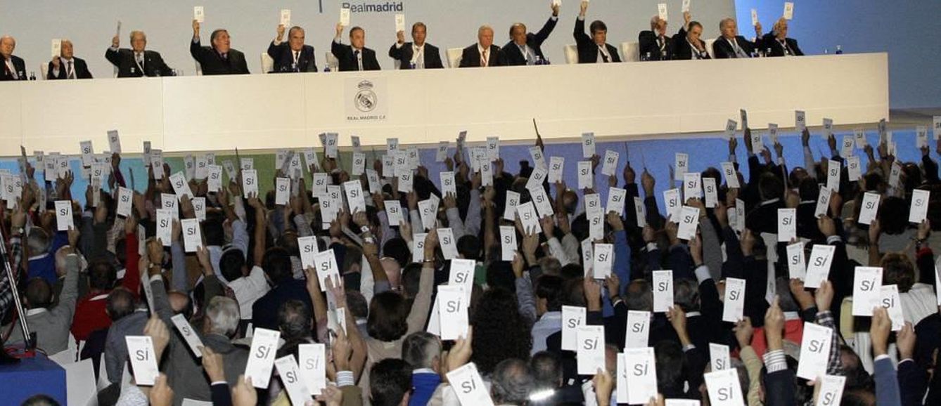 Votación durante una Asamblea de socios compromisarios del Real Madrid. (EFE) 