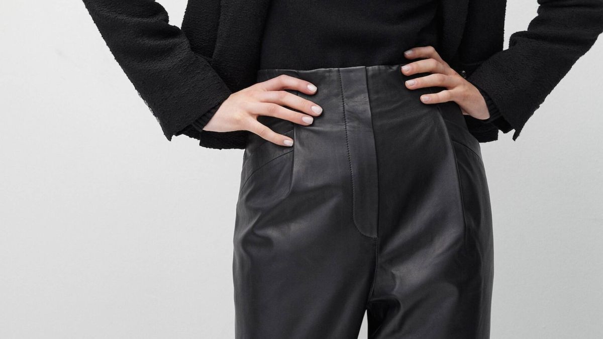 Ríndete ante el nuevo pantalón negro con truco de Massimo Dutti