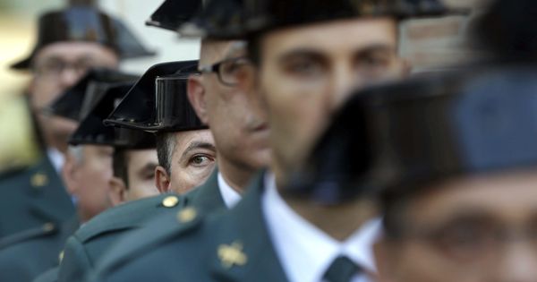 Foto: Guardias civiles durante el Pilar, patrona del cuerpo. (EFE)