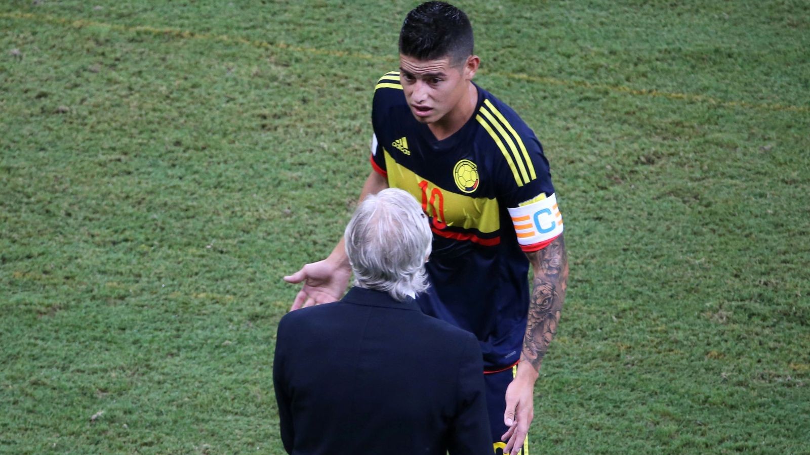 Foto: James Rodriguez habla con José Pekerman durante un partido de Colombia (REUTERS)