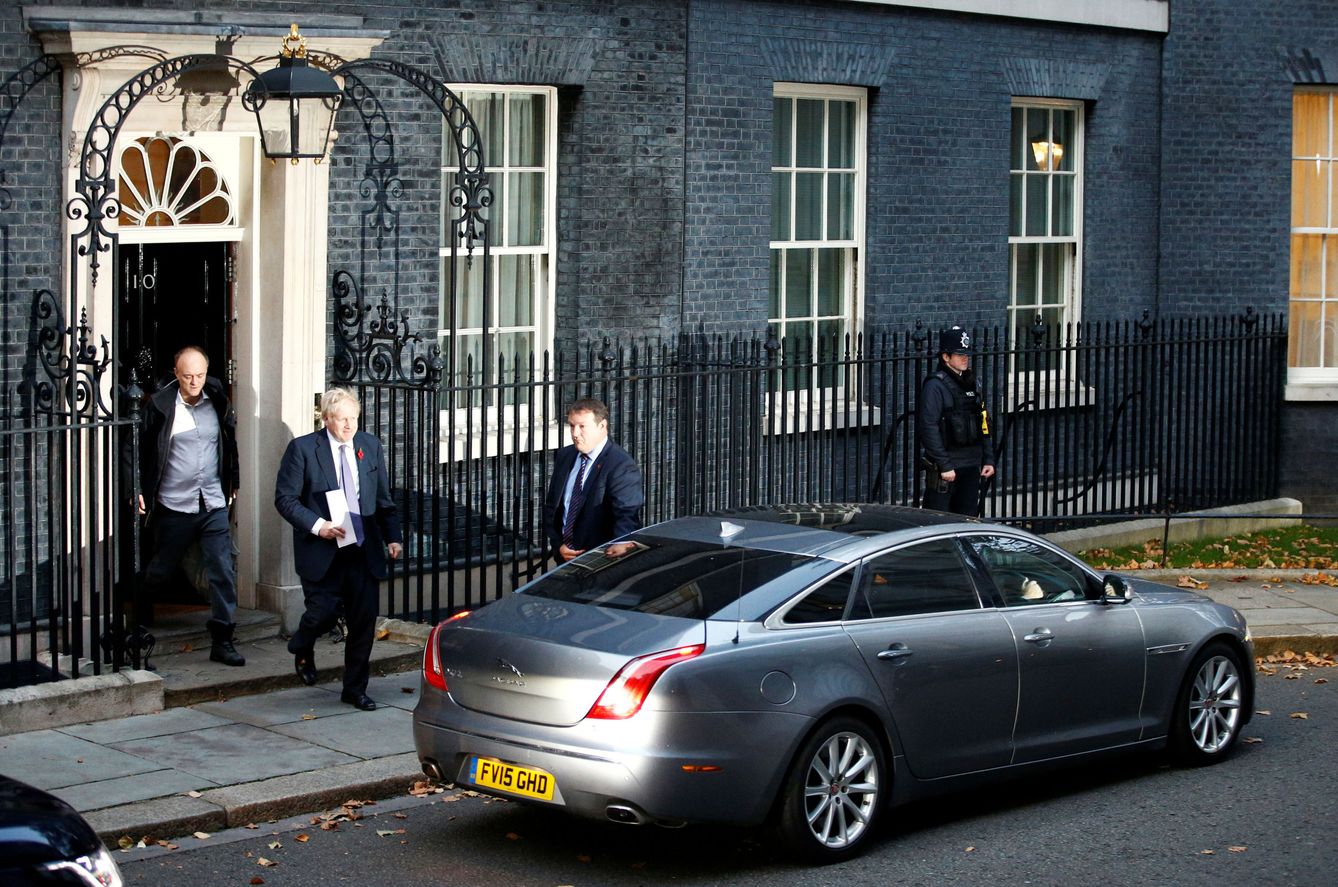Dominic Cummings, junto a Boris Johnson en Downing Street. (Reuters)