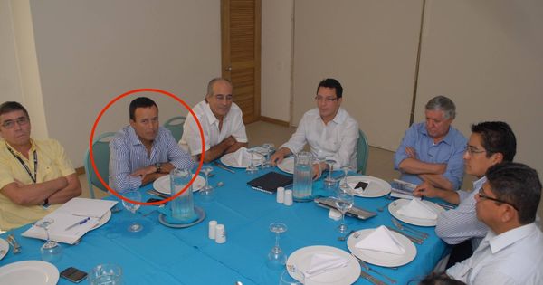 Foto: Diego García Arias, con un círculo. A su derecha, Edmundo Rodríguez Sobrino, expresidente de Inassa. ('En Blanco y Negro')