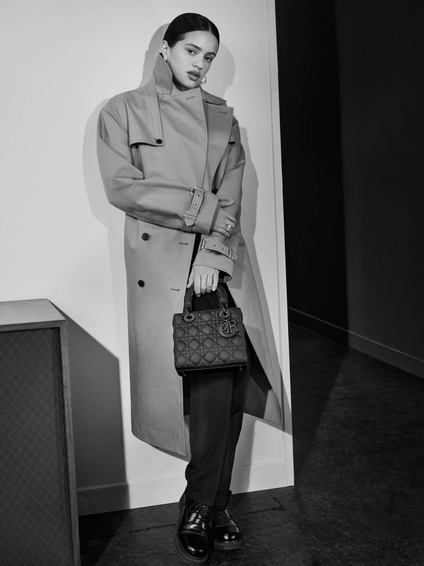 Rosalía, en otra imagen promocional de Dior. (Cortesía)