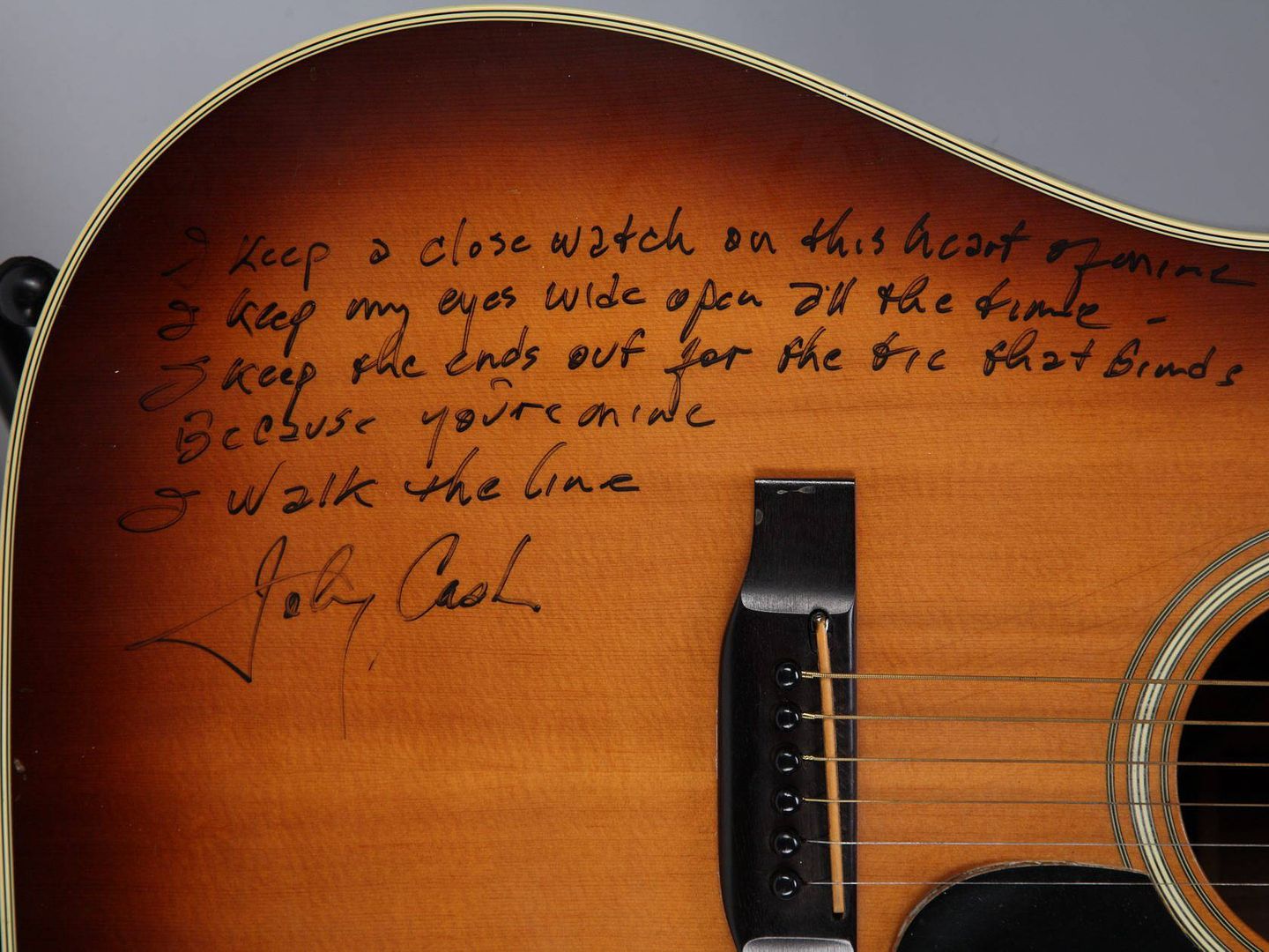 Fotografía cedida por la casa de subastas JShaan Kokin/Julienis de una guitarra firmada por el músico estadounidense Johnny Cash y subastada en 2010.
