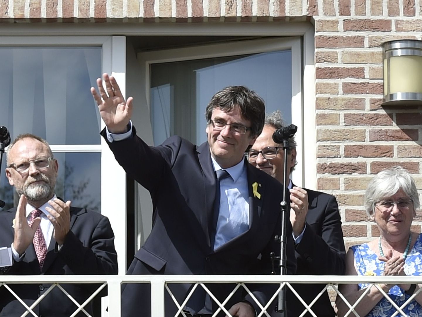 Carles Puigdemont saluda a sus seguidores desde su residencia en Waterloo, Bélgica. (Reuters)