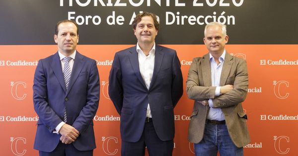 Foto: De izquierda a derecha: Juan Carlos Ramos, socio responsable de PwC en Galicia, Ignacio Rivera, CEO de Estrella Galicia, y Alberto Artero, director general de El Confidencial.