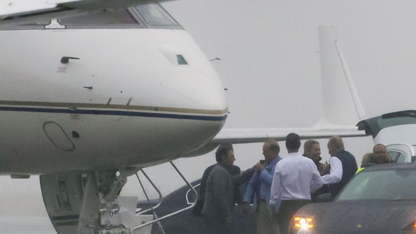 Don Juan Carlos, a punto de coger un avión en el aeropuerto de Vigo junto a su hija Elena. (EFE/Salvador Sas) 