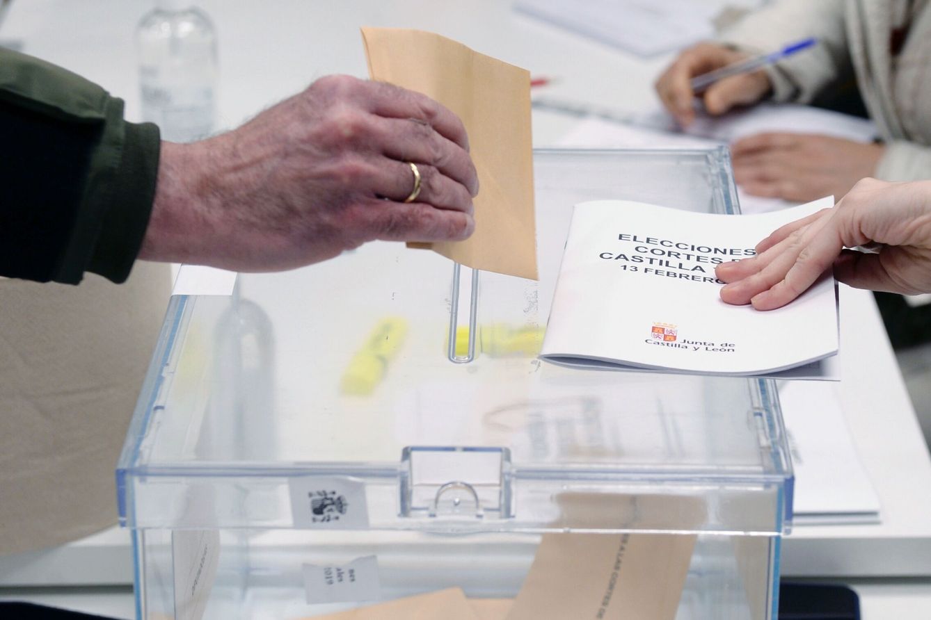 Una persona ejerce su derecho al voto en las elecciones autonómicas de Castilla y León. (EFE/Nacho Gallego)