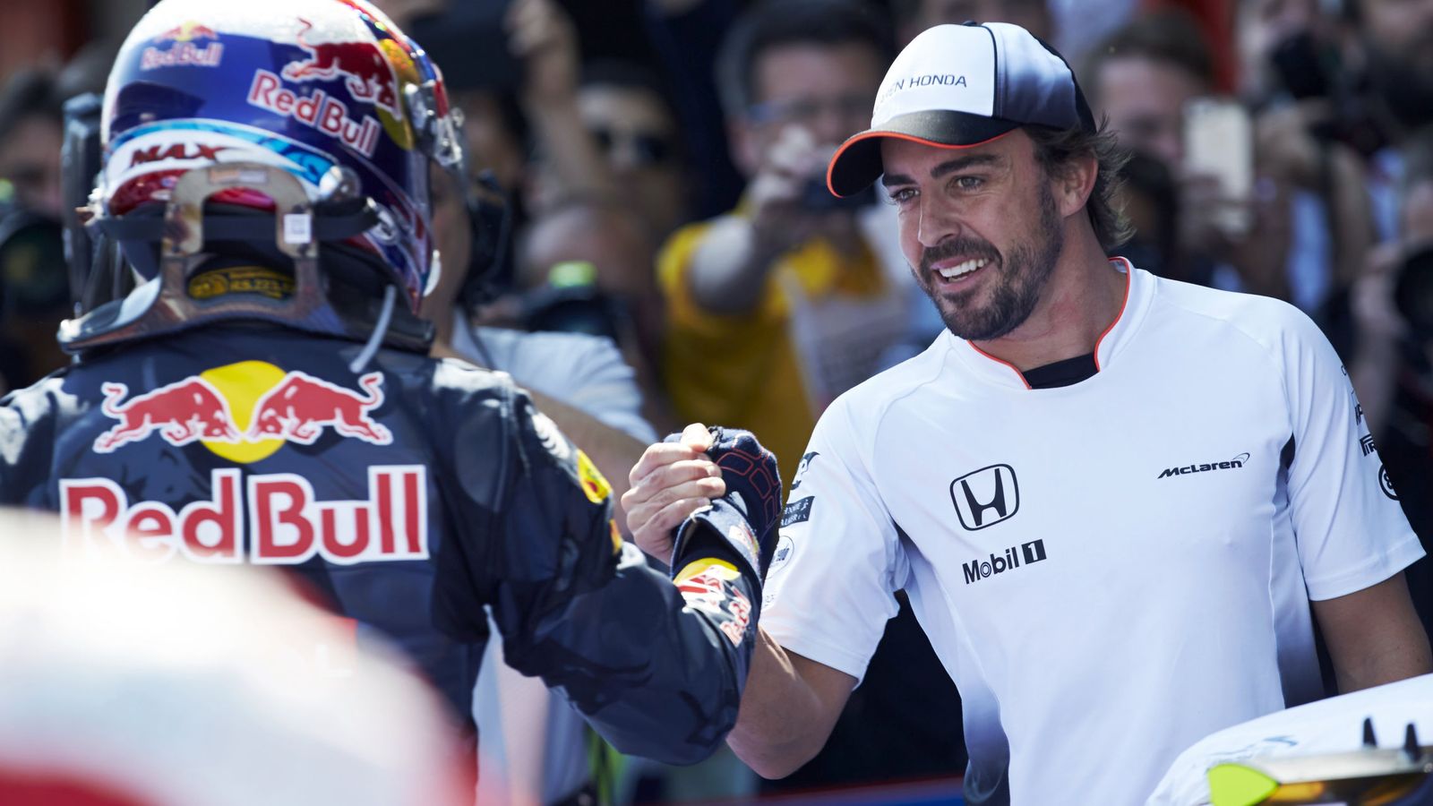Foto: Fernando Alonso dando la enhorabuena a Verstappen tras la carrera del domingo.