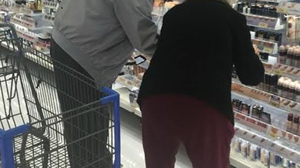 La razón por la que esta foto de dos ancianos en un supermercado se ha vuelto viral