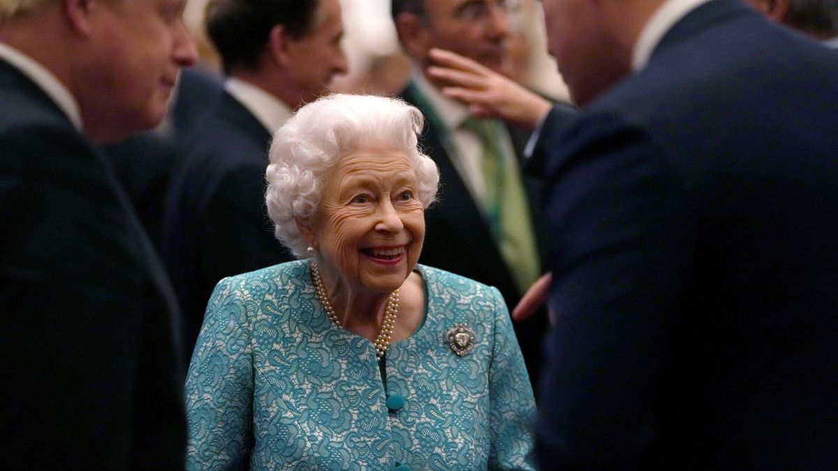 The Queen is back: Isabel II vuelve al trabajo tras su paso por el hospital