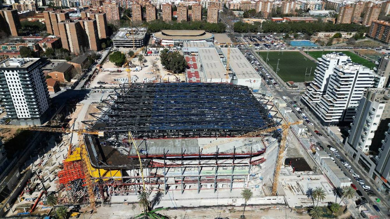 Foto: Vista aérea del Roig Arena en obras, con los edificios de viviendas de su entorno. 