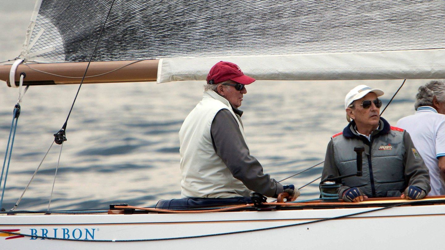 El rey Juan Carlos navegando.