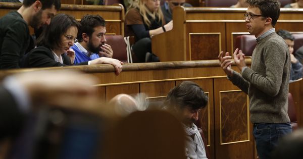 Foto: El diputado de Unidos-Podemos Íñigo Errejón (d) conversa con varios compañeros de partido durante la sesión de control al Gobierno. (EFE)