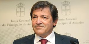 Fernández asume el Gobierno de Asturias ofreciendo lealtad a Rajoy