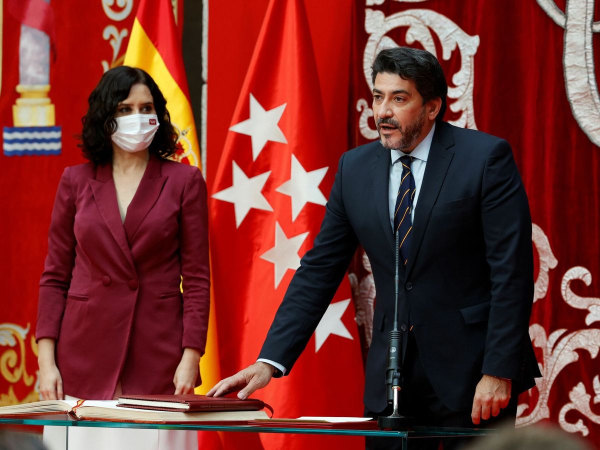 Foto: David Pérez, junto a Isabel Díaz Ayuso, durante su toma de posesión como consejero. (EFE/J.J. Guillén)