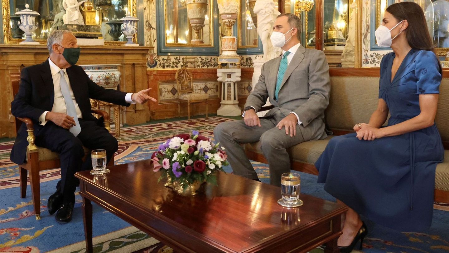 Los Reyes con el presidente de Portugal. (Efe)