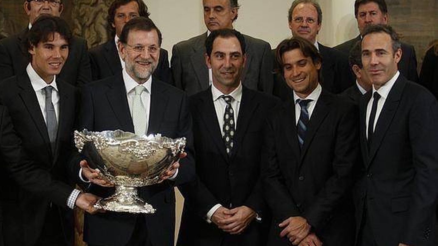 Antonio Zapatero, con el equipo español de la Copa Davis, durante una visita a Mariano Rajoy.