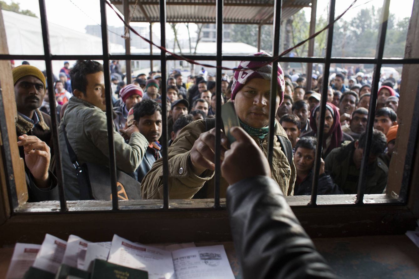 Un migrante nepalí obtiene su pasaporte y documentos para trabajar en el extranjero en Katmandú (Elena del Estal).