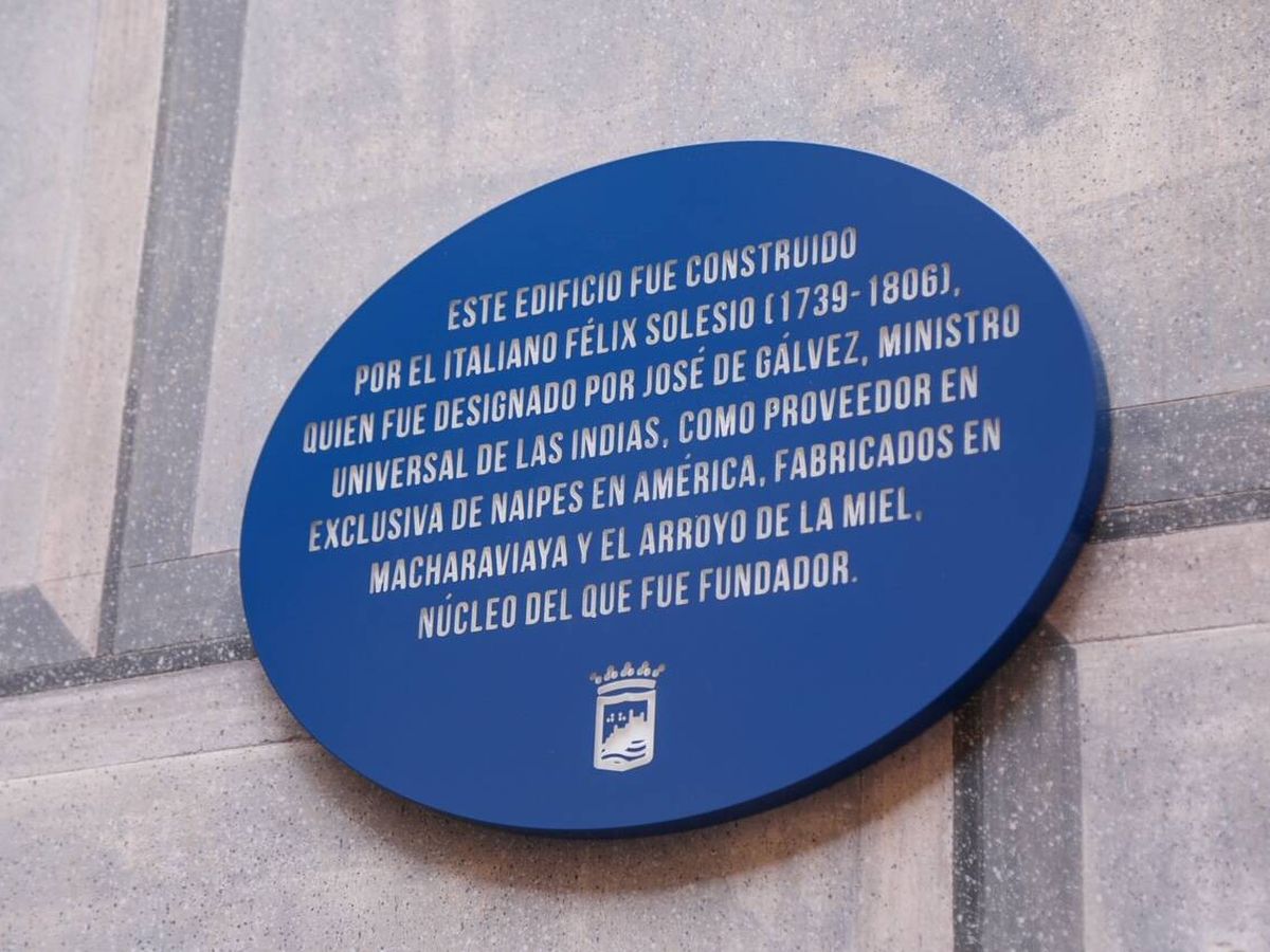 Foto: Placa que se ha colocado en el que fuera palacio del empresario. (Ayuntamiento de Málaga)