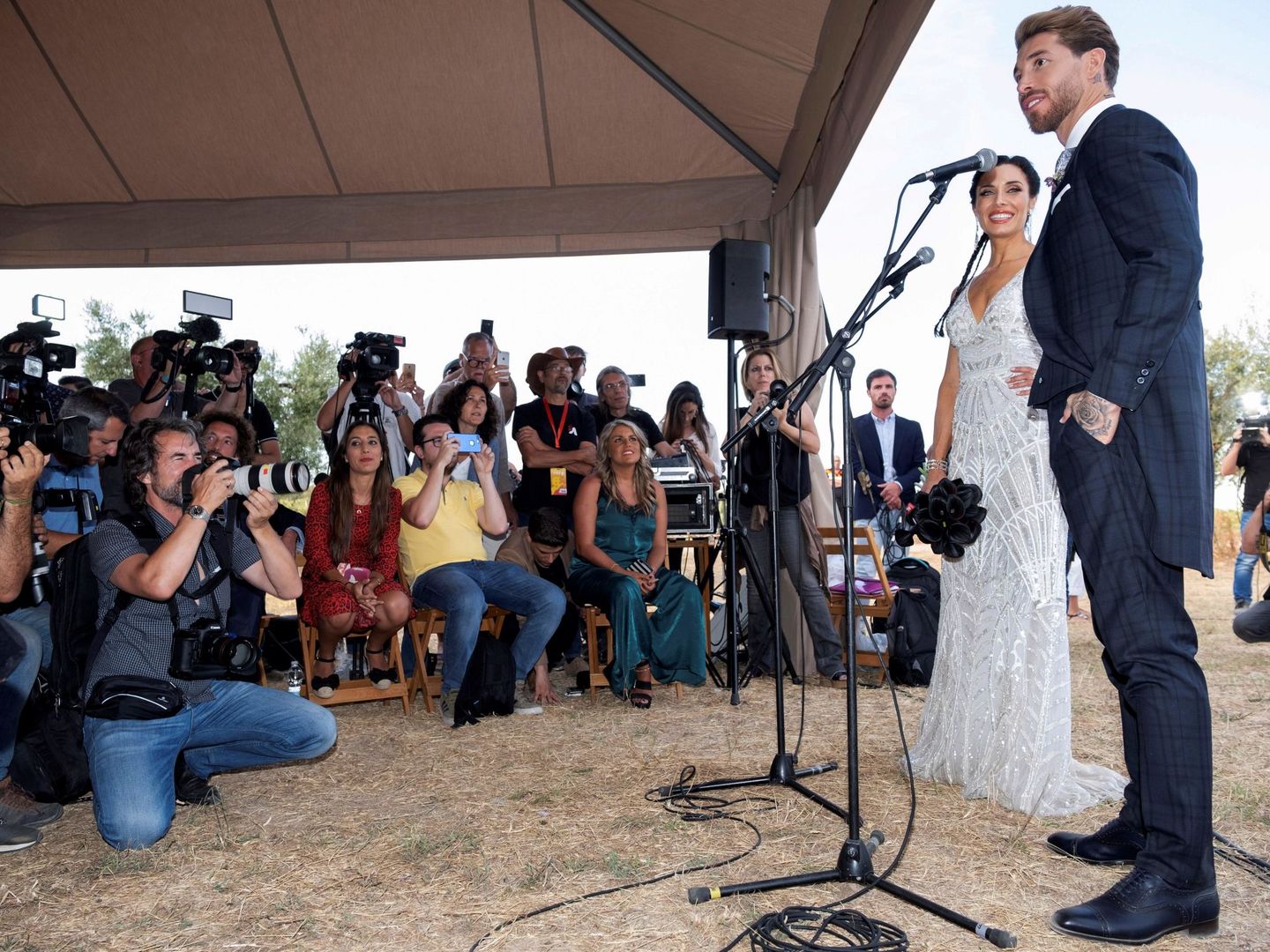 Sergio Ramos y Pilar Rubio posan para los medios de comunicación el día de su boda. (EFE)