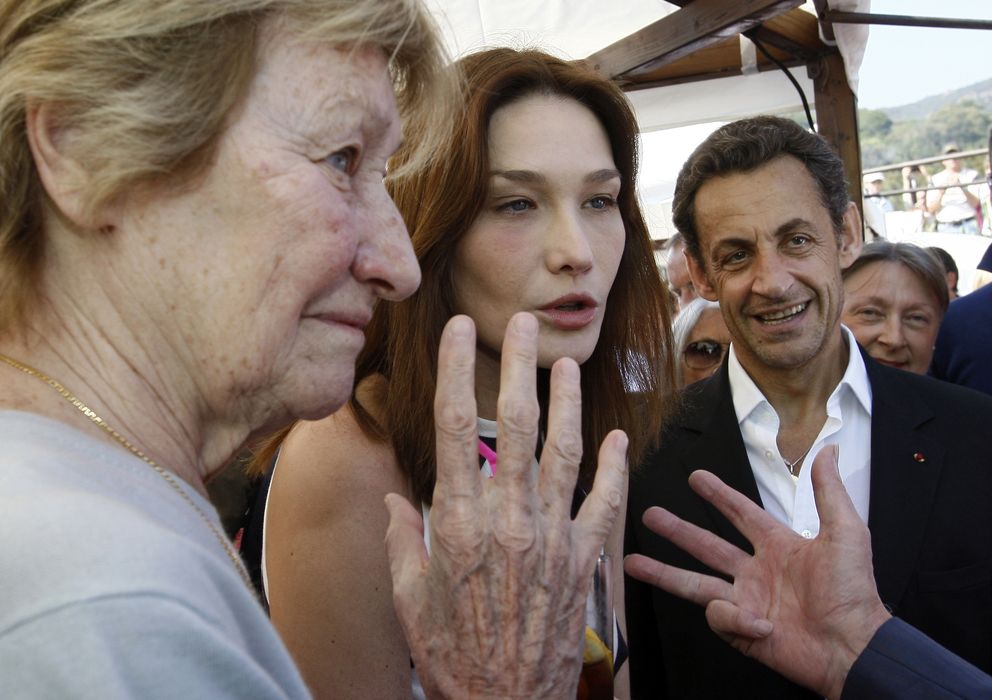 Foto: Marisa Bruni-Tedeschi, Carla Bruni y el expresidente Nicolás Sarkozy (Reuters)