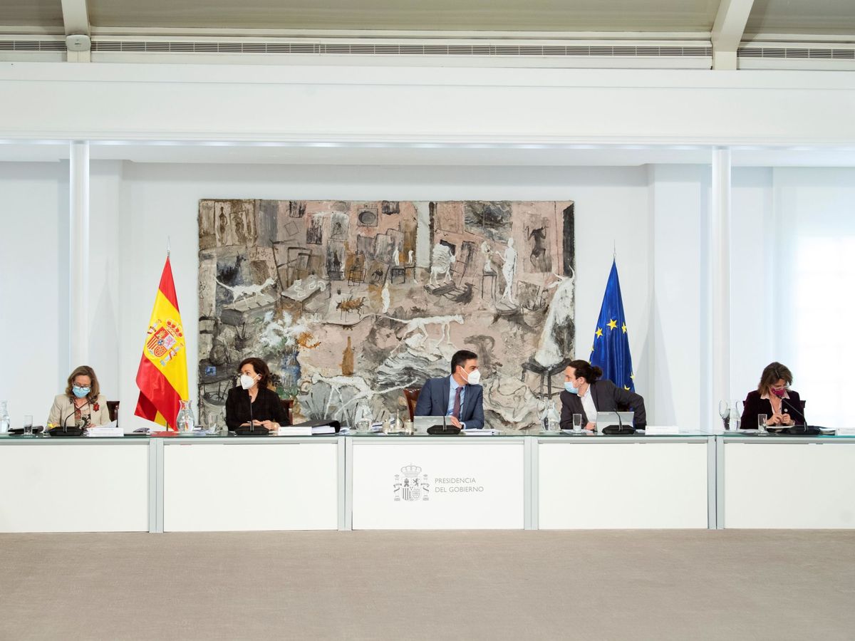 Foto: El presidente del Gobierno, Pedro Sánchez (c), conversa con el vicepresidente Pablo Iglesias (2d), durante su último Consejo de Ministros, este martes. (EFE)