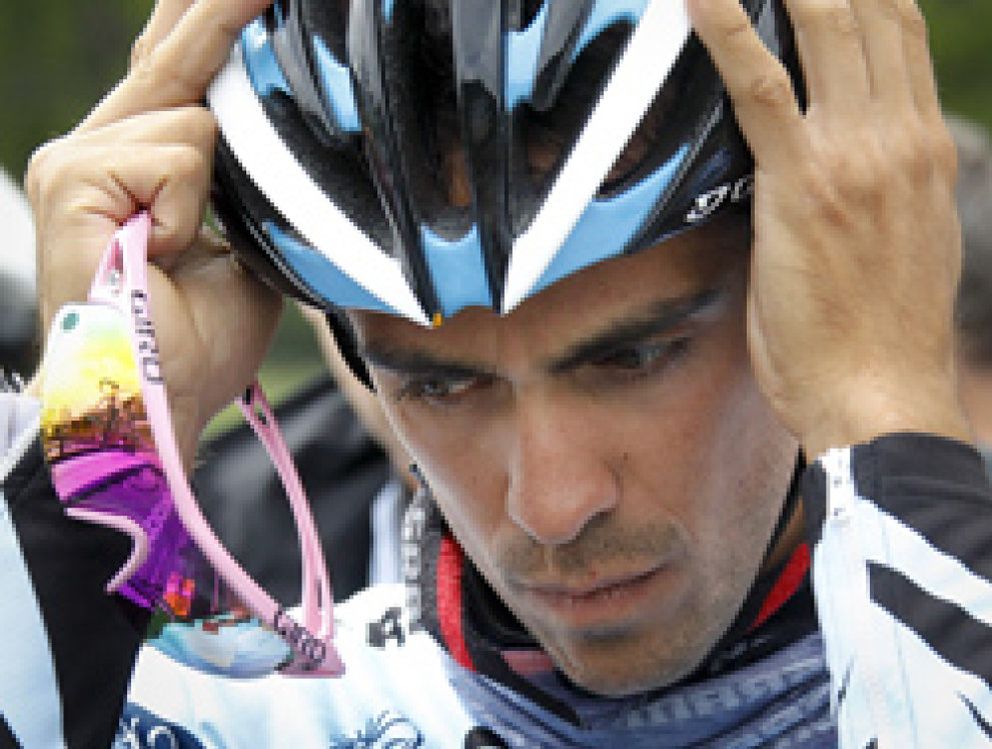 Foto: Contador pierde más de un minuto con Schleck por una caída