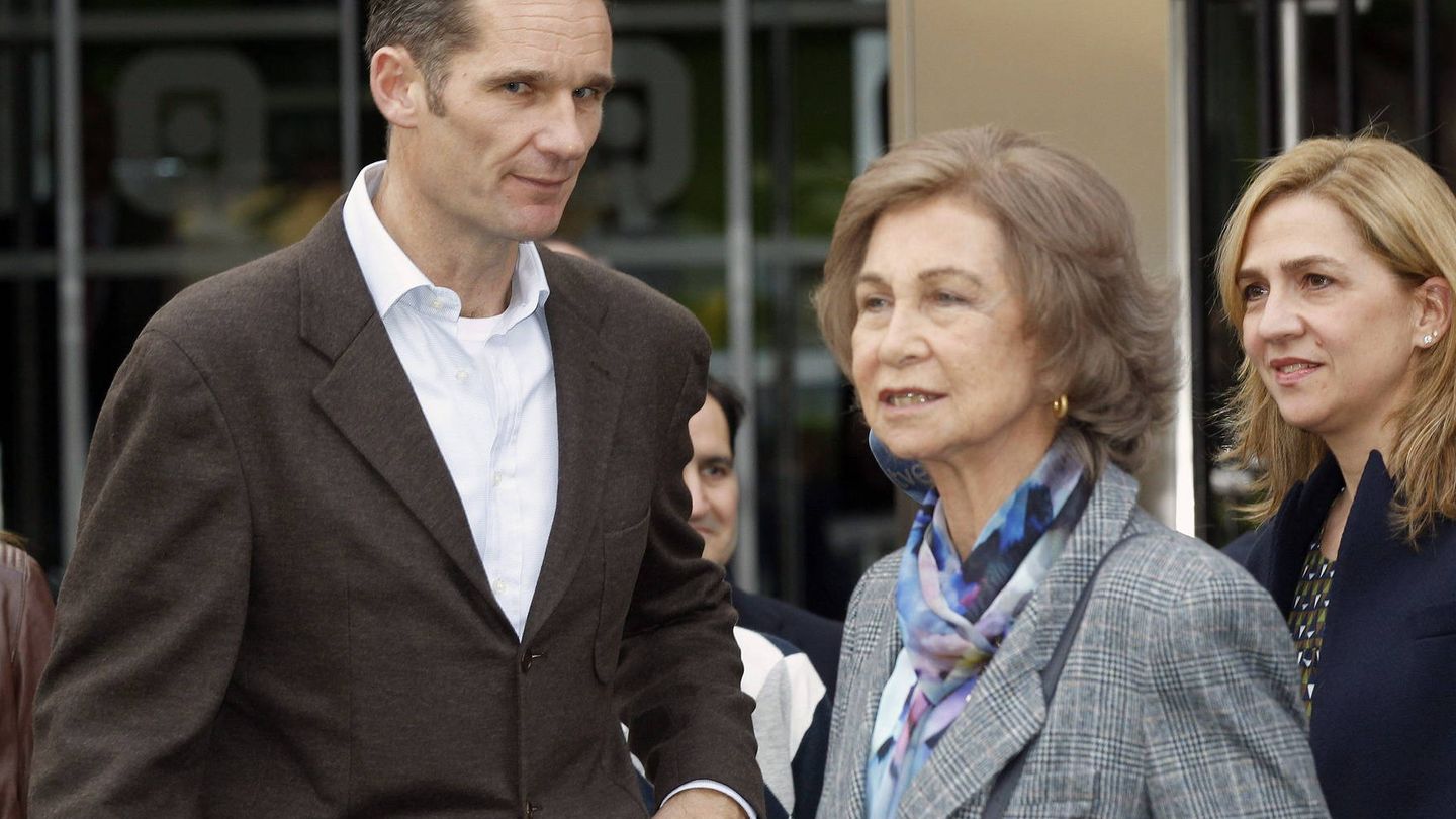 La reina Sofía, la infanta Cristina y su esposo, Iñaki Urdangarin, en Madrid. (EFE)