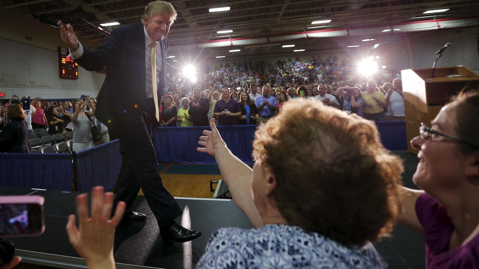 Foto: El candidato presidencial republicano Donald Trump saluda a simpatizantes durante un mitin en Rochester, New Hampshire (Reuters).