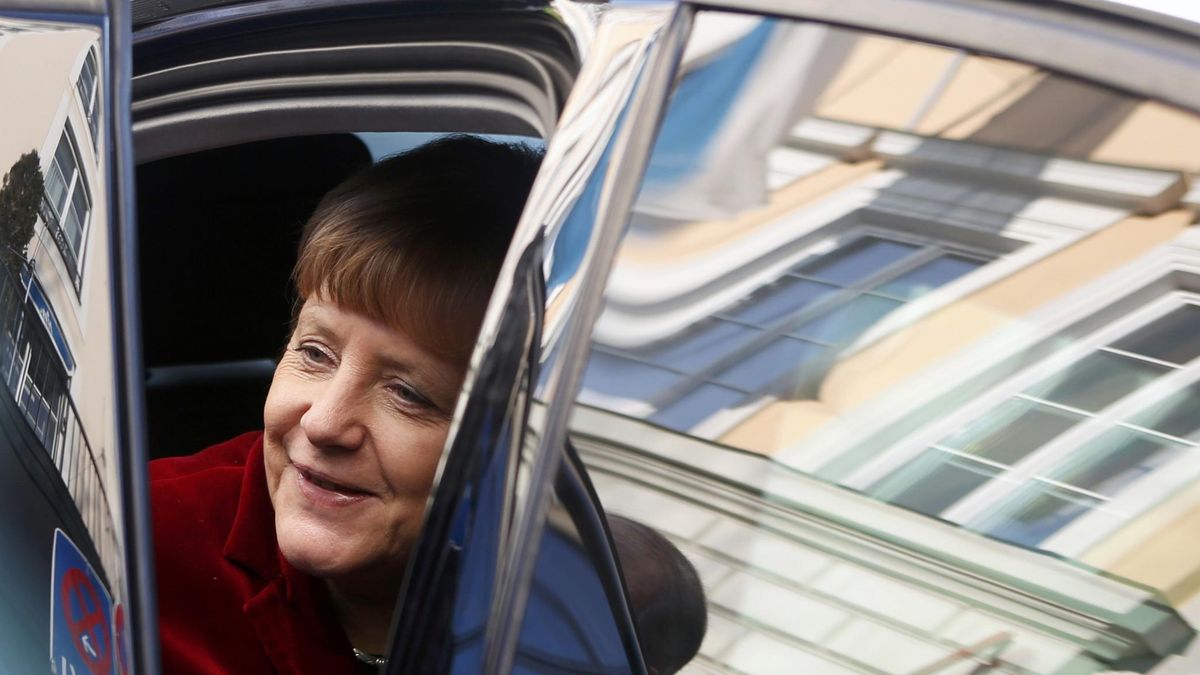 Europa afronta otro 'día D' con el euro y la economía pendientes del pacto con Grecia