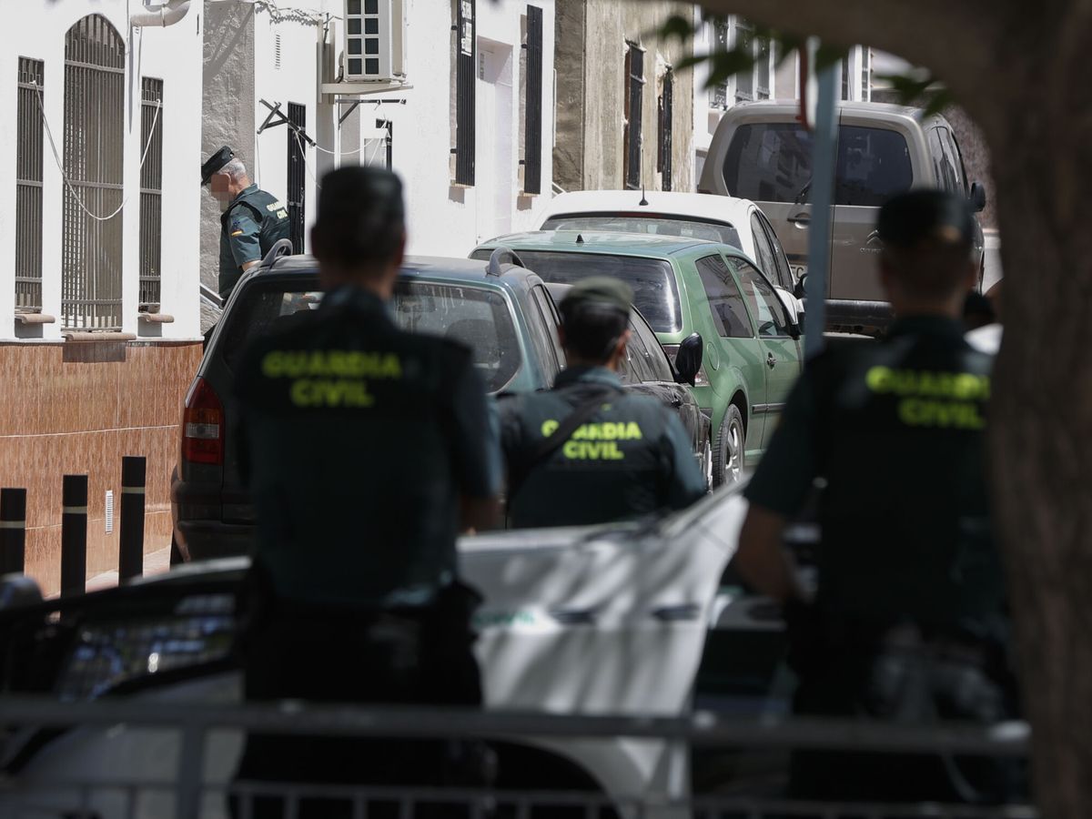 Foto: Agentes de la Guardia Civil delante de la casa del atrincherado en Campillos (Málaga). (EFE/Jorge Zapata)