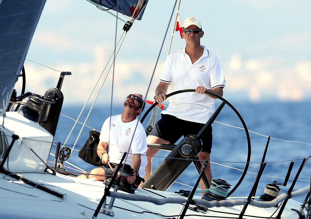 Foto: Felipe VI navegando en el Aifos (Efe)