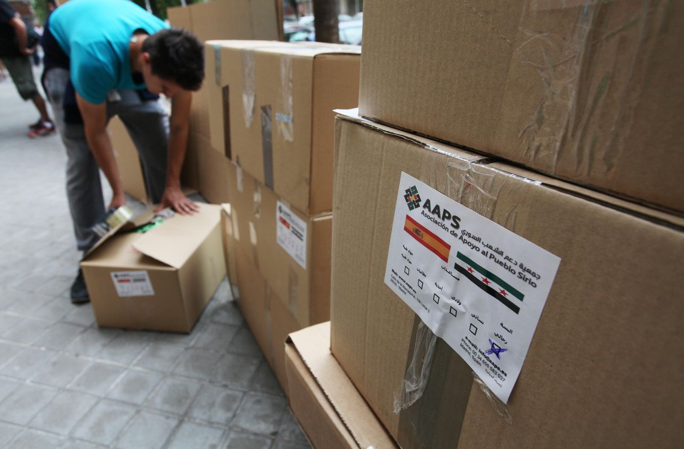 Voluntarios empaquetan la ayuda que AAPS envía a Siria. (E.Villarino)