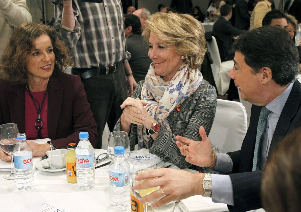 Foto: Ana Botella, Esperanza Aguirre e Ignacio González durante un desayuno informativo del PP. (EFE)