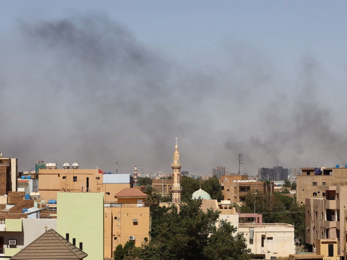 Foto: El humo se eleva sobre la ciudad durante los combates entre el ejército sudanés y los paramilitares de las Fuerzas de Apoyo Rápido. (EFE)